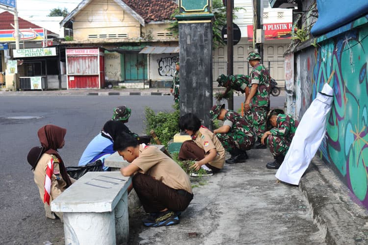 Hari Juang 2025, Korem 072 Pamungkas Gandeng SMAN 10 Yogyakarta Gelar Aksi Bersih Kota