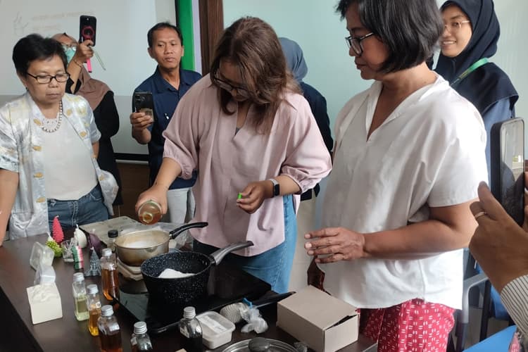 Mengubah Sampah Plastik dan Minyak Jelantah Menjadi Barang Bernilai di Fapet UGM